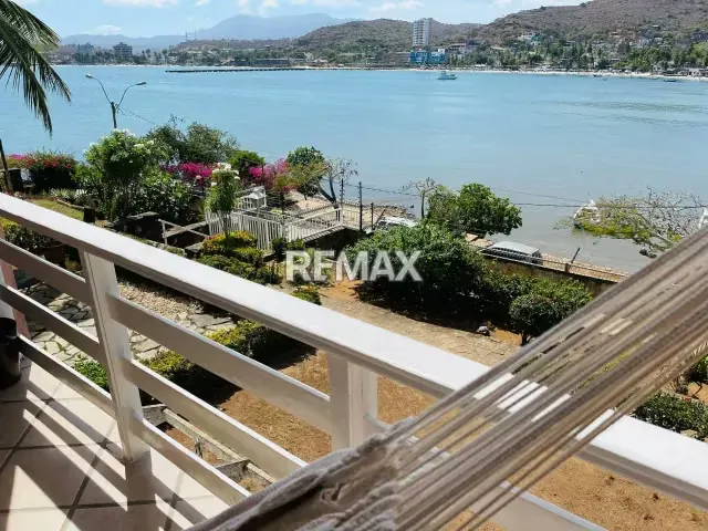 Cómodo apartamento en alquiler en Edificio Bahía de Pampatar frente al mar.