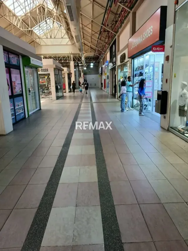 Venta de Amplio Local con Mezzanina, Centro Comercial Buenaventura, Guatire - 20