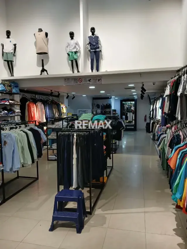 Venta de Amplio Local con Mezzanina, Centro Comercial Buenaventura, Guatire - 3