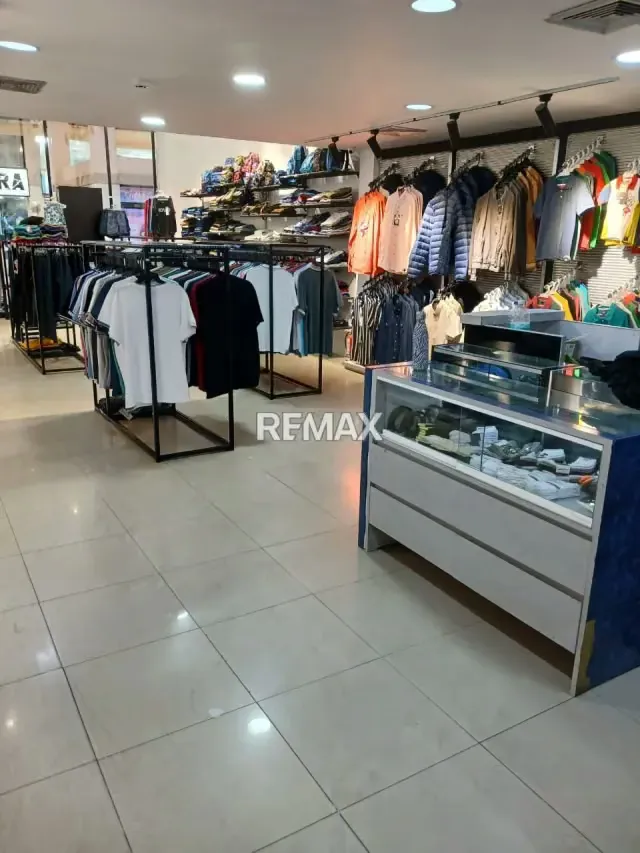 Venta de Amplio Local con Mezzanina, Centro Comercial Buenaventura, Guatire - 10