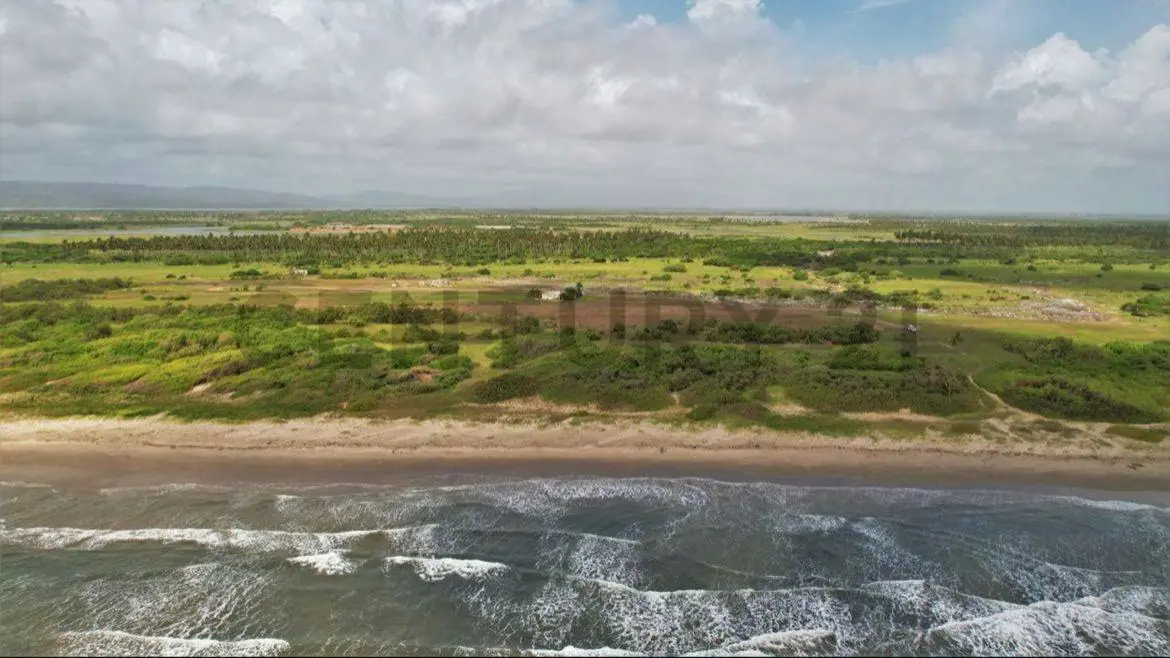 Terreno Turistico a Orilla de Playa en Chichiriviche Falcon - 2