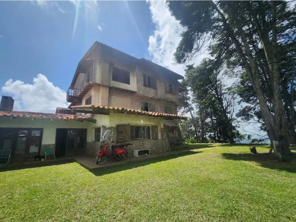 Vendo casa 350m2 km 11 del Junquito 6860 - 2