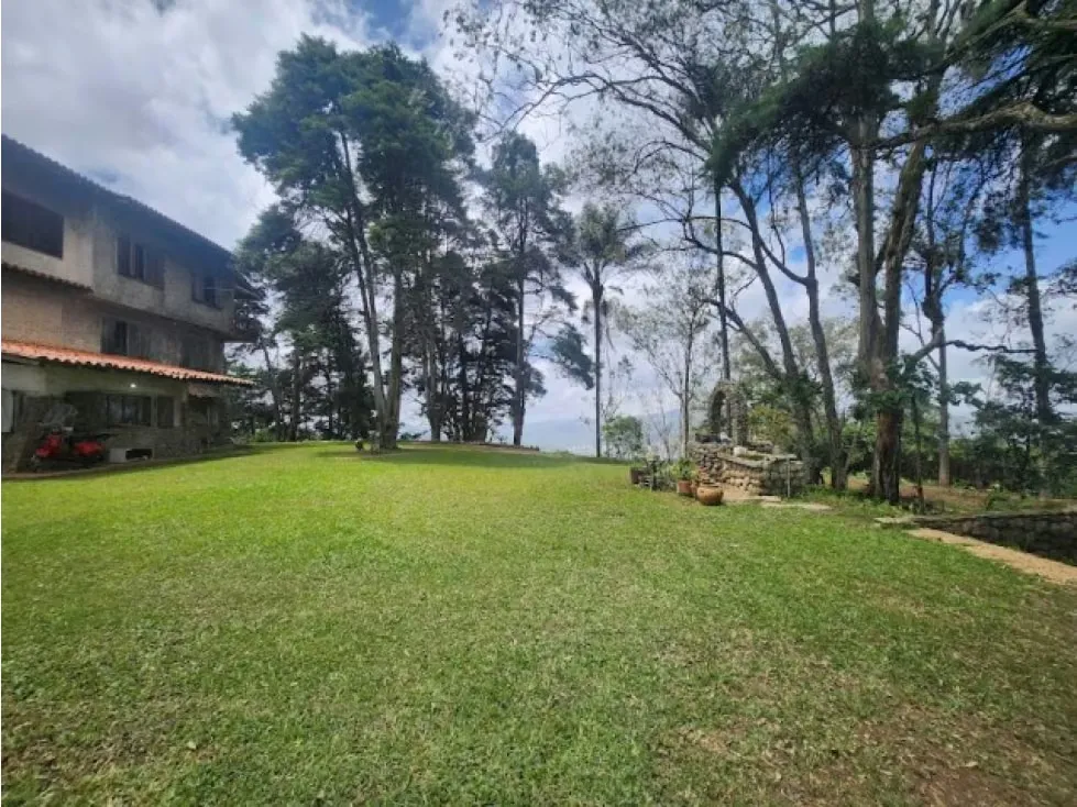 Vendo casa 350m2 km 11 del Junquito 6860 - 3