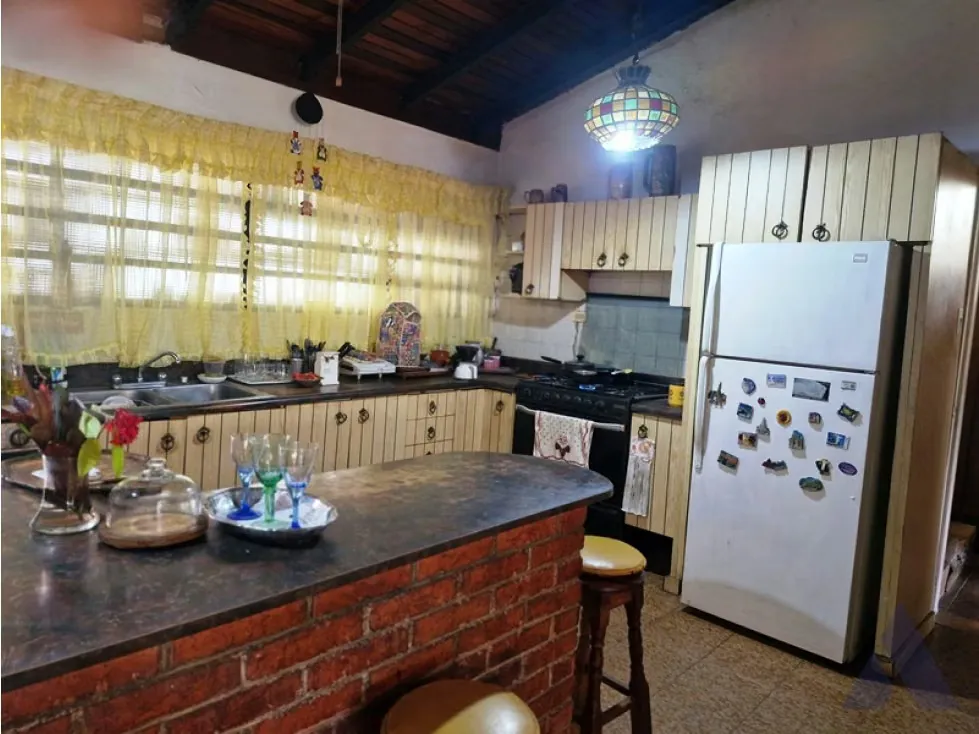 Vendo casa en calle cerrada 380m2 Prados del Este 4815 - 13