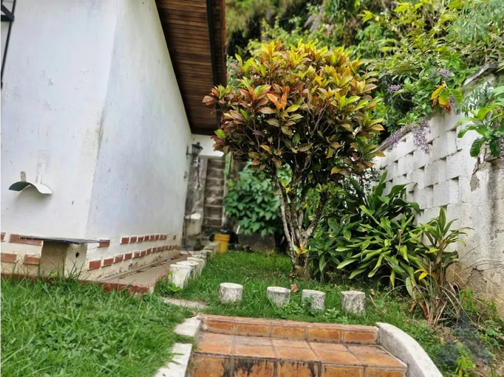 Vendo casa en calle cerrada 380m2 Prados del Este 4815 - 21