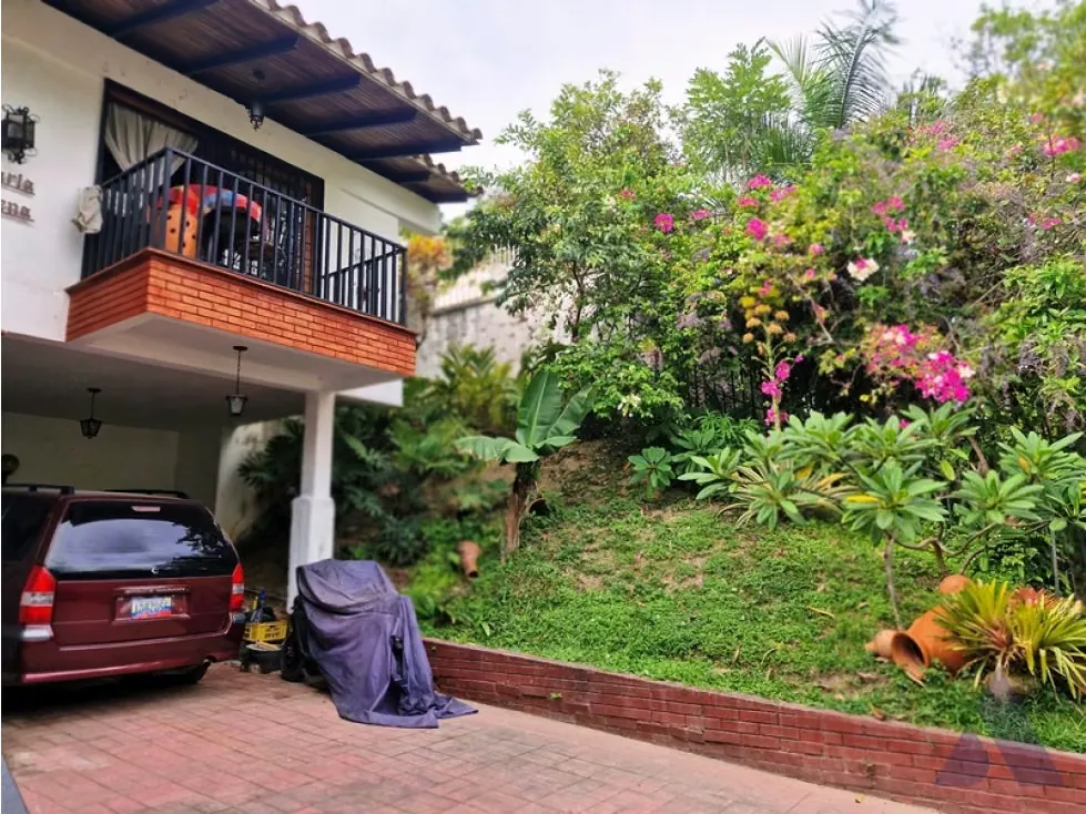 Vendo casa en calle cerrada 380m2 Prados del Este 4815 - 4