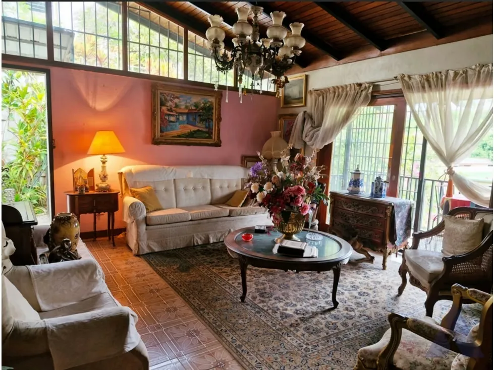 Vendo casa en calle cerrada 380m2 Prados del Este 4815 - 5