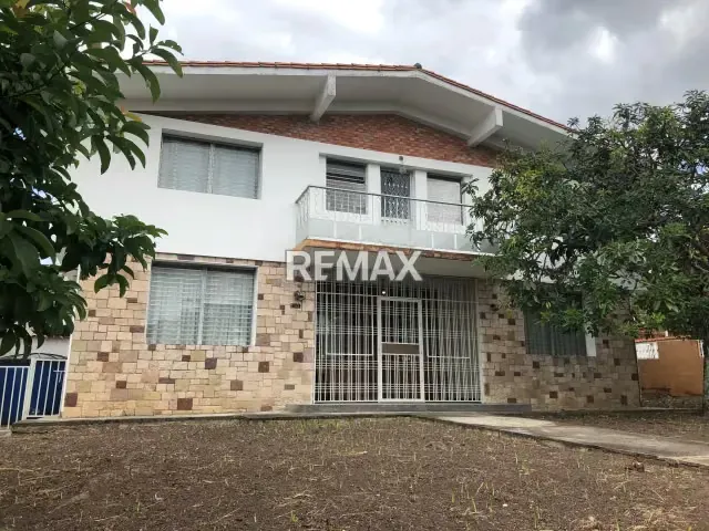 AMPLIA CASA EN VENTA MULTIPROPOSITO