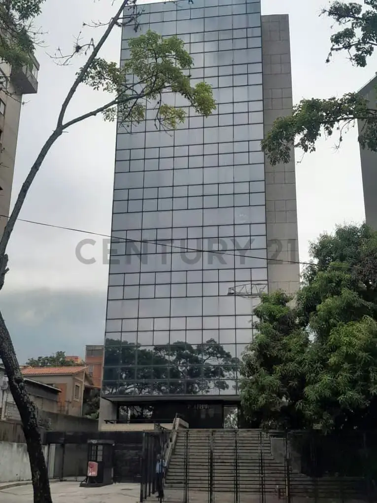 JCC - SE ALQUILA EXCELENTE OFICINA AMOBLADA DE 168 MTS2.