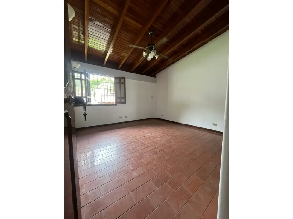 CASA EN VENTA/ALQUILER DE UN SOLO NIVEL EN CAURIMARE de 1096m2 - 27