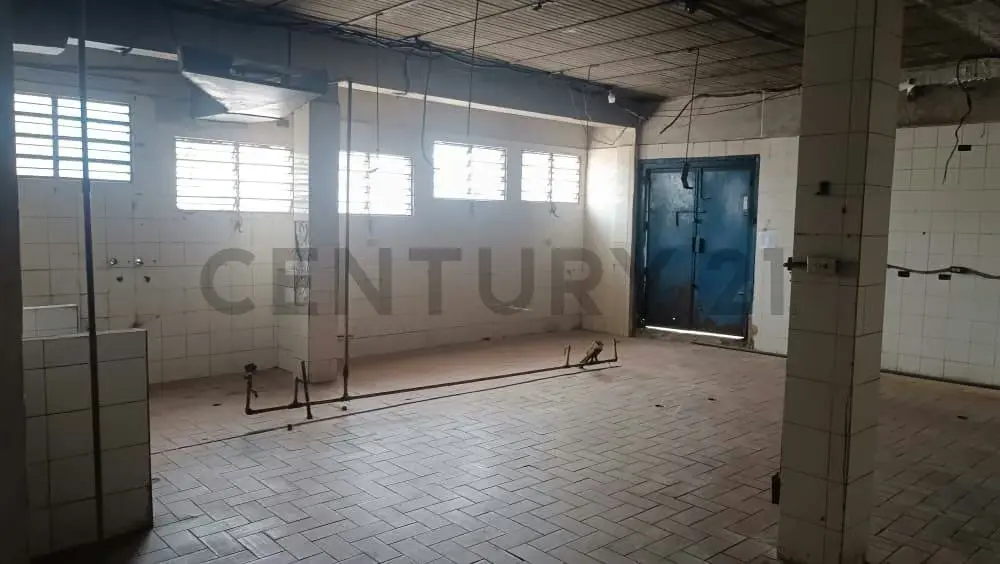 En venta, local para restaurant con Casa, terreno, oficinas y galpón - 15