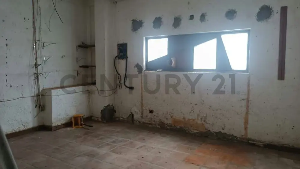 En venta, local para restaurant con Casa, terreno, oficinas y galpón - 18