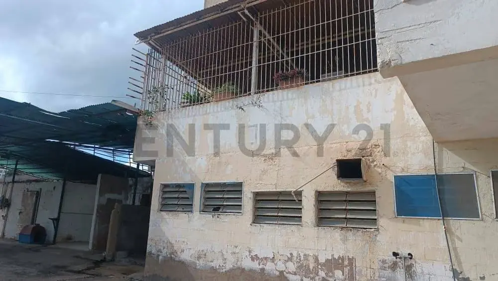En venta, local para restaurant con Casa, terreno, oficinas y galpón - 24