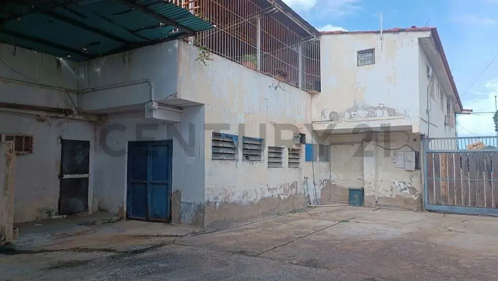 En venta, local para restaurant con Casa, terreno, oficinas y galpón - 26