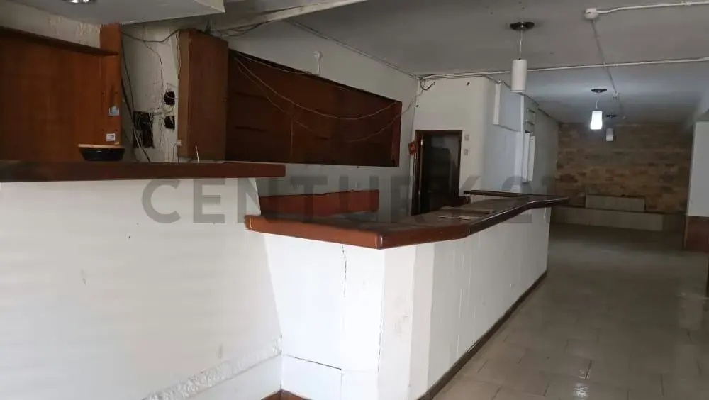 En venta, local para restaurant con Casa, terreno, oficinas y galpón - 4