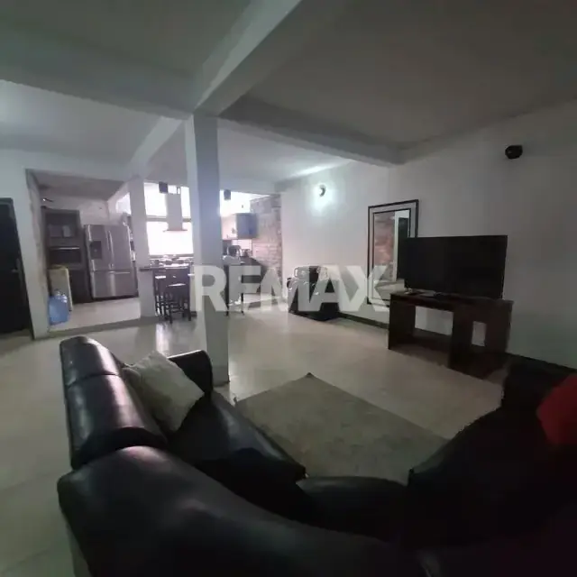 EXCELENTE OPORTUNIDAD SE VENDE CASA CON TERRAZA Y 3 LOCALES COMERCIALES EN AV PRINCIPAL CERCA DE LA AV INTERCOMUNAL