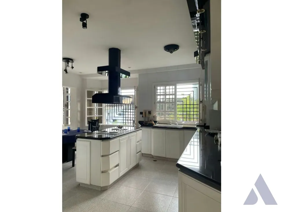 Vendo casa 680m2 Los Samanes 0900 - 9
