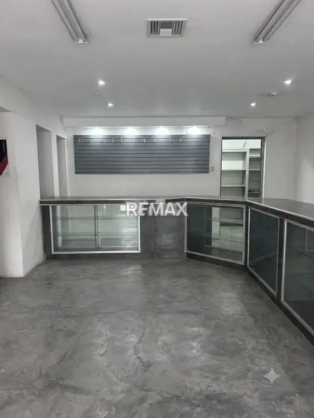Se alquila local comercial , ideal para Luncheria o venta de repuestos