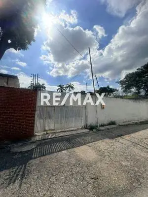 Casa en La Urbanización La Arboleda ideal para transformar en el hogar que deseas.