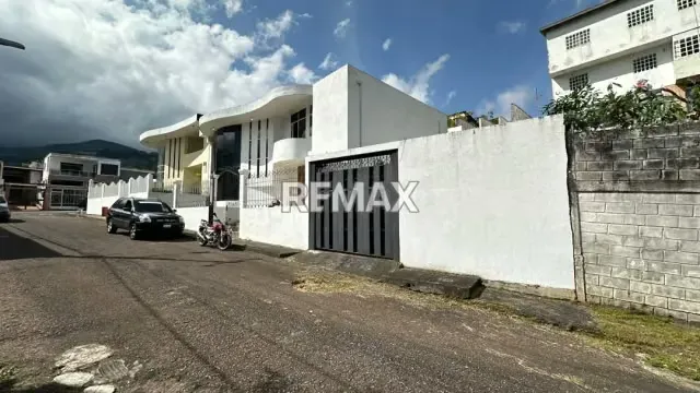 Casa en Alquiler Urbanización Bajumbal - Barrio Sucre - 3