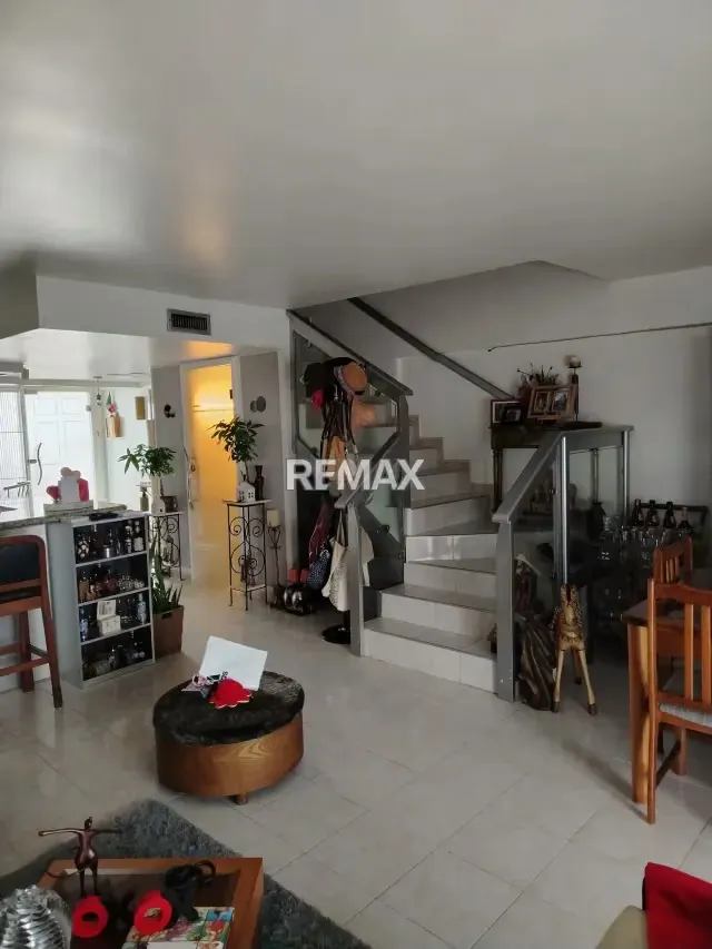 VENTA DE HERMOSO Y REMODELADO APARTAMENTO DUPLEX - 4