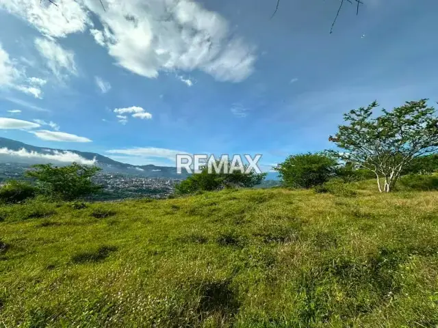 En Venta Terreno Ubicado frente al Jardín metropolitano el mirador