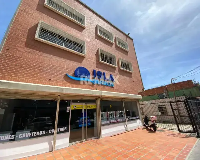 ALQUILA ESTA OFICINA DE LUJO DE 411 M²: PRIMERA PLANTA OPERATIVA CON OFICINAS PRIVADAS Y SALA DE JUNTAS + NIVEL SUPERIOR CON DEPÓSITO EXCLUSIVO DE 411 M². ¡ESPACIO Y SOLIDEZ!