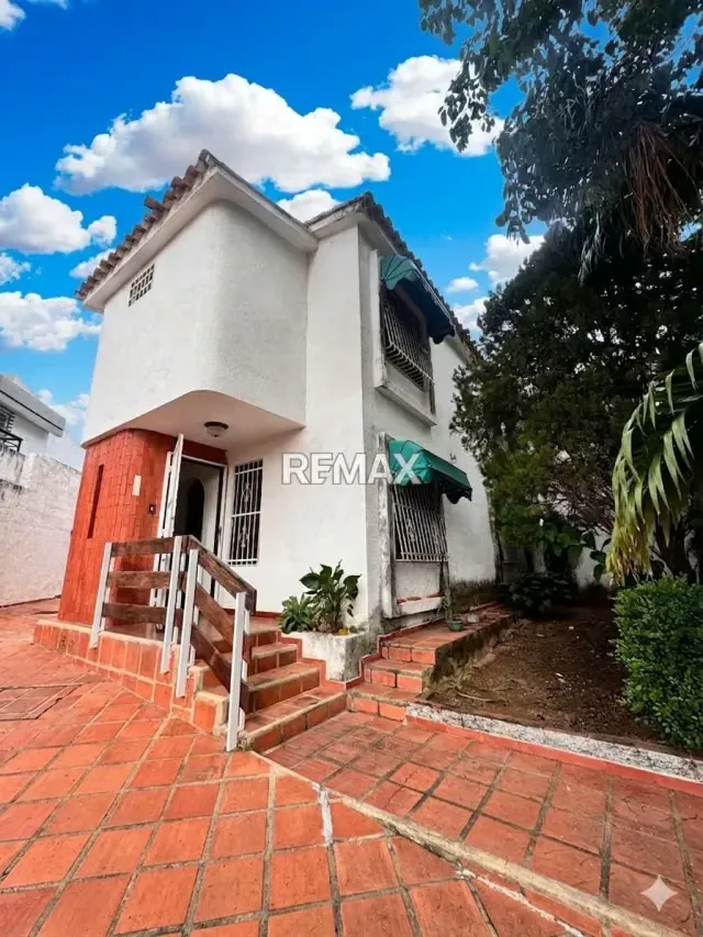 Se vende casa a remodelar en calle cerrada, Urb. La Trigaleña Baja