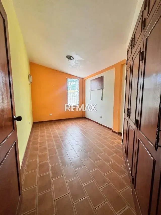 Se vende casa a remodelar en calle cerrada, Urb. La Trigaleña Baja - 9
