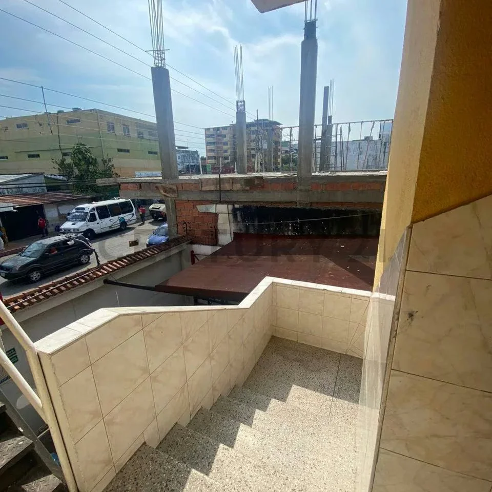 En venta edificio con excelente ubicacion Av Sucre con c. Mérida - 10