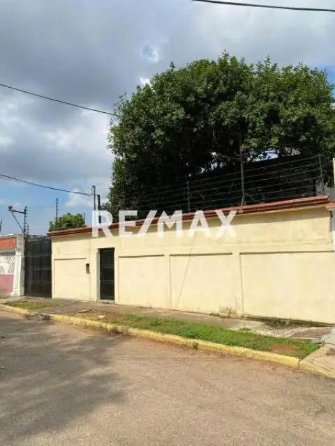 Casa comercial con galpón en Urbanización La Floresta. En Alquiler