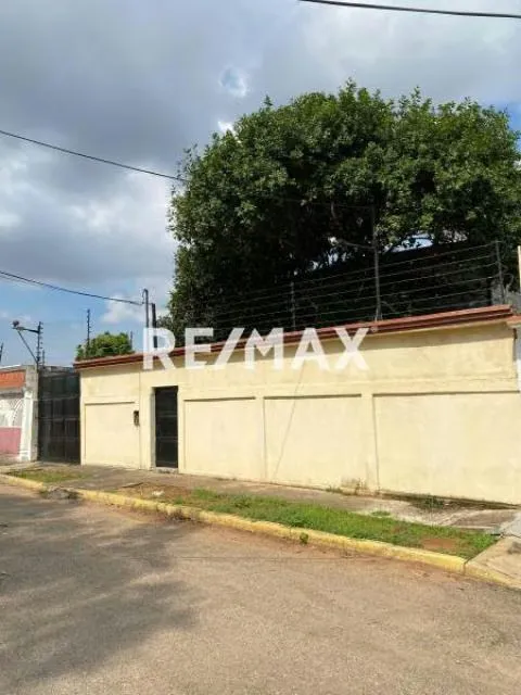 Casa comercial con galpón en Urbanización La Floresta. En Alquiler