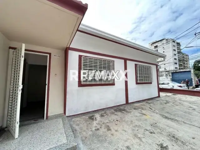 En exclusiva casa en alquiler para uso comercial frente a la cruz roja