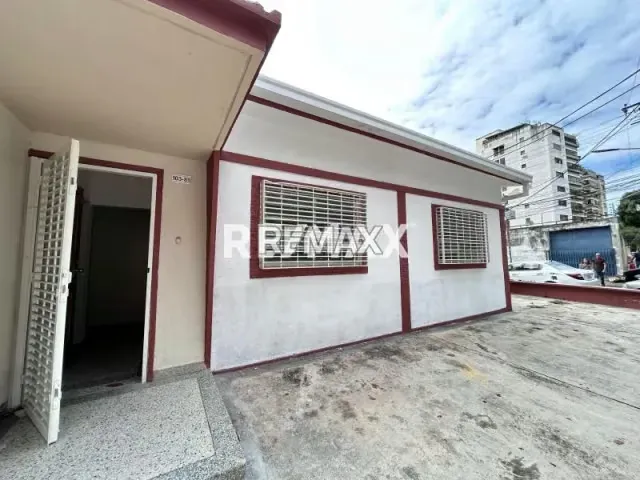 En exclusiva casa en alquiler para uso comercial frente a la cruz roja