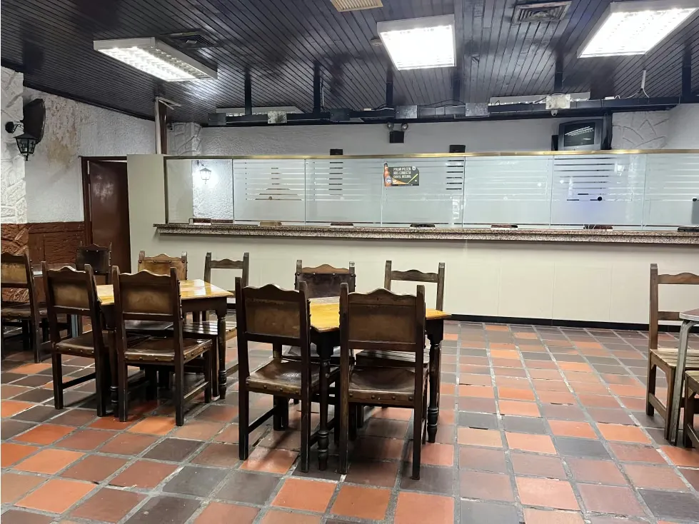 En Venta local Comercial Avda Fuerzas Armadas (edificio) - 14