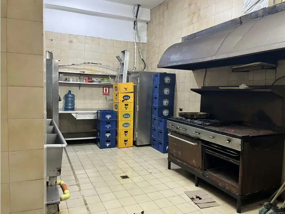 En Venta local Comercial Avda Fuerzas Armadas (edificio) - 6