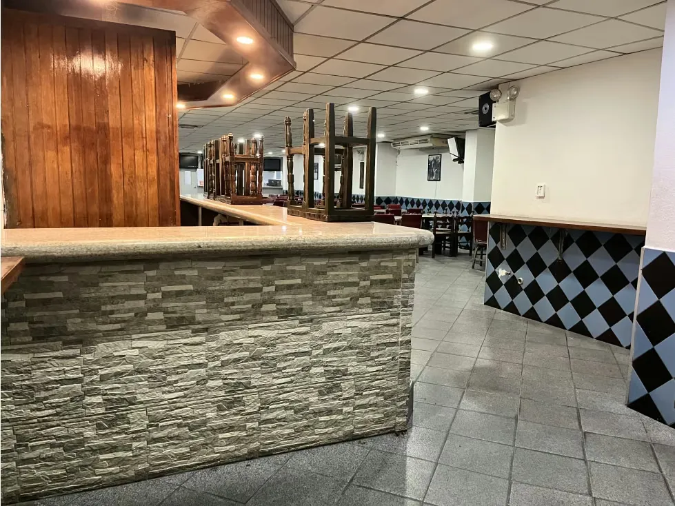 En Venta local Comercial Avda Fuerzas Armadas (edificio) - 8