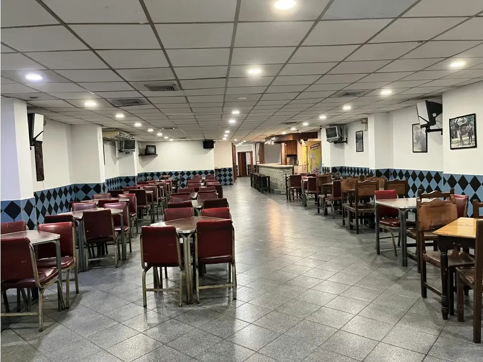En Venta local Comercial Avda Fuerzas Armadas (edificio) - 10