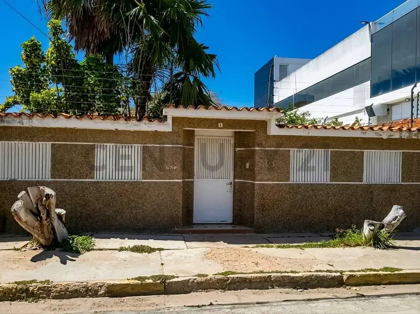 Inversión estratégica Casa con Uso Comercial Urbanización Jorge Coll