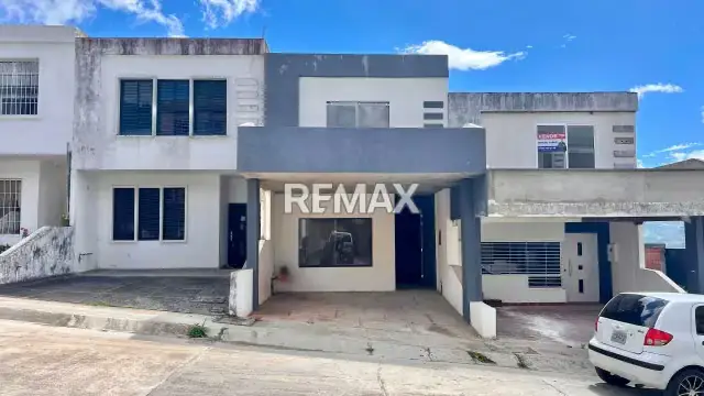 AMPLIA CASA EN OBRA GRIS, ubicada en la Castellana