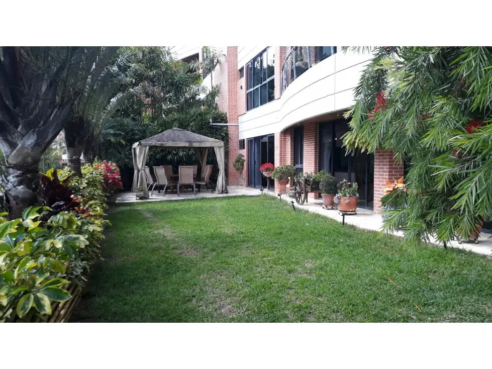 Se vende apartamento PB en La Lagunita 3H+S/4B+S/4P