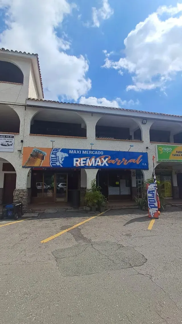 Vendo de oportunidad local en el cc el parral visita frontal