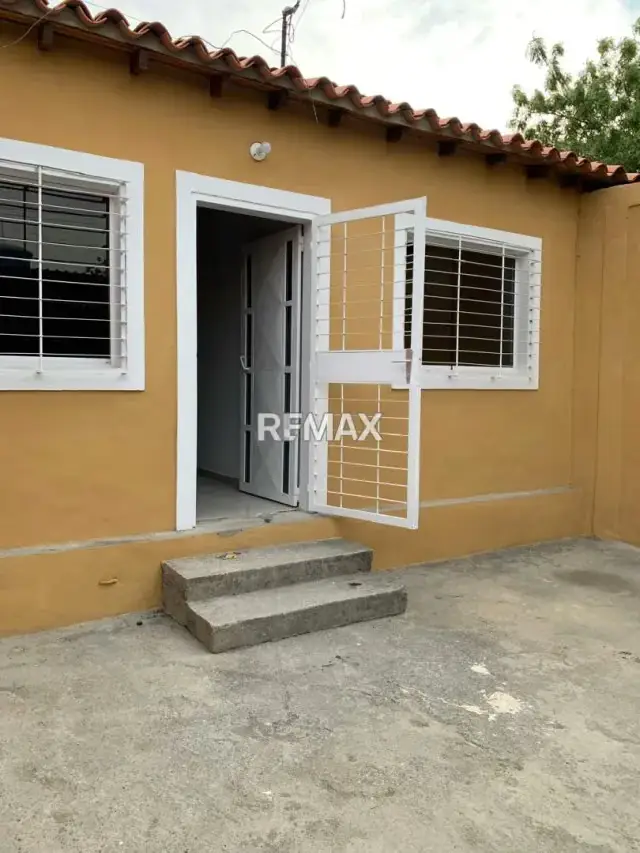 Casa de dos niveles en venta Urbanización Los Yabos Cabudare