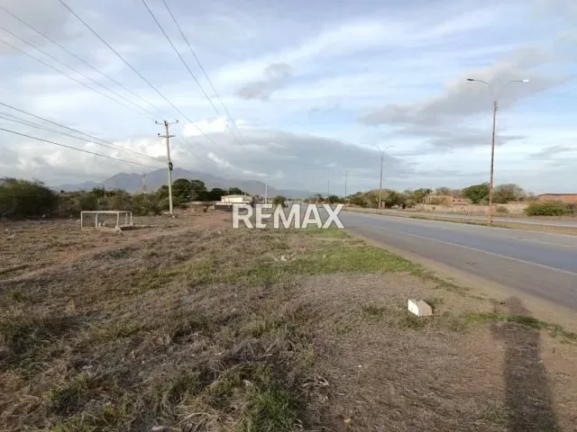 AMPLIO TERRENO A PIE DE LA AV JUAN BAUTISTA ARISMENDI - 11