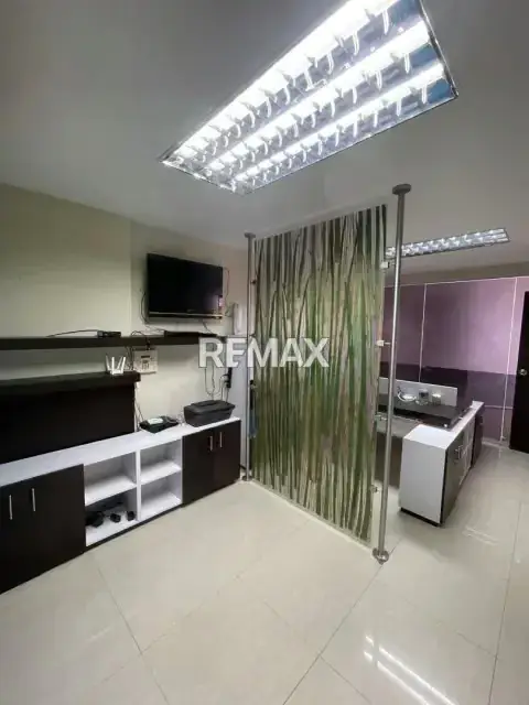 VENDO OFICINA COMERCIAL EN CC LA ESTANCIA EN CABUDARE
