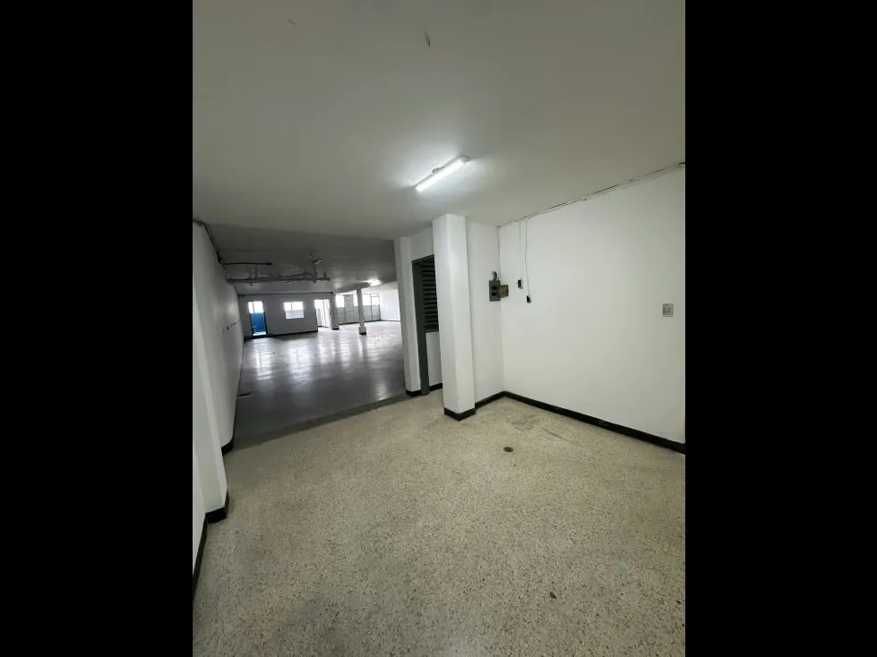 Local de 300m2 en alquiler en el Llanito - 2