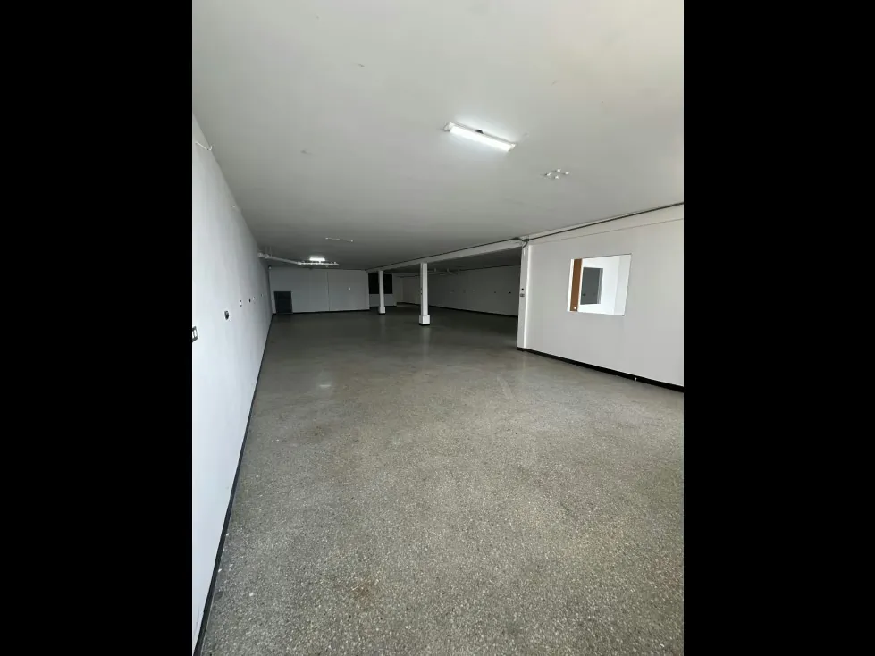 Local de 300m2 en alquiler en el Llanito - 4