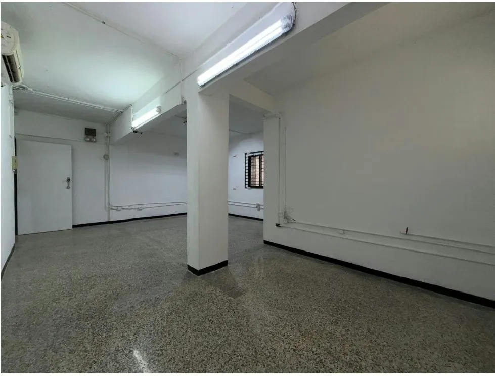 Alquilo local para trabajar a puerta cerrada 48m2 Bello Monte 3395