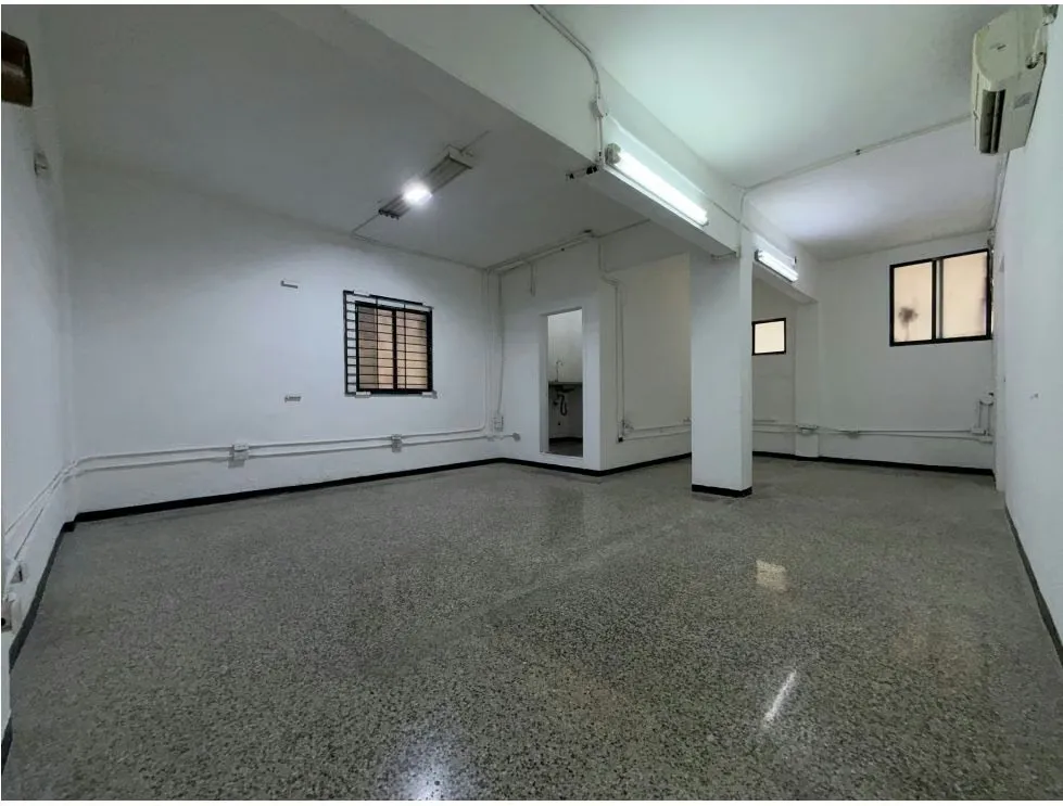Alquilo local para trabajar a puerta cerrada 48m2 Bello Monte 3395 - 3
