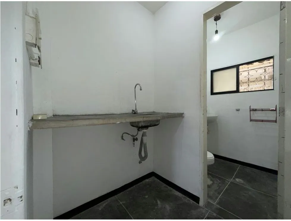 Alquilo local para trabajar a puerta cerrada 48m2 Bello Monte 3395 - 4